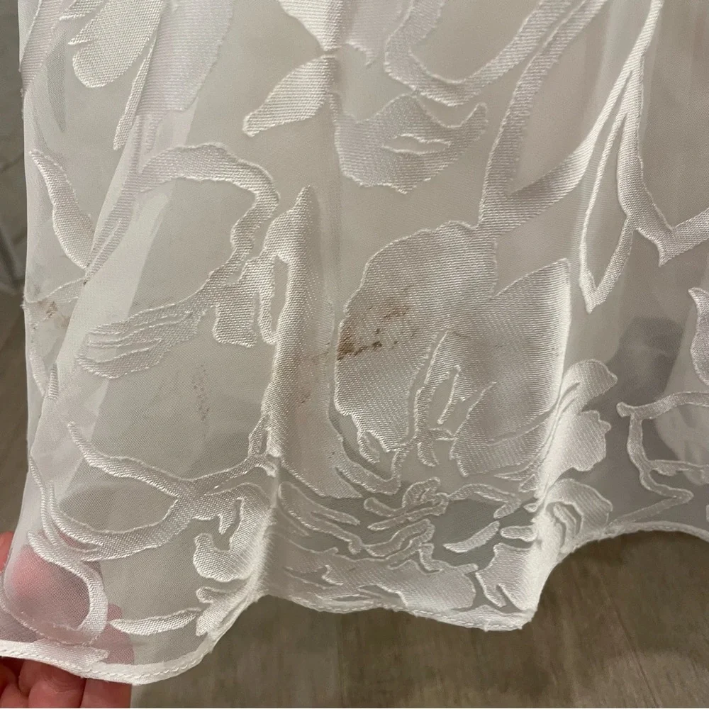 Beautiful ivory wedding gown - Picture 9 of 11